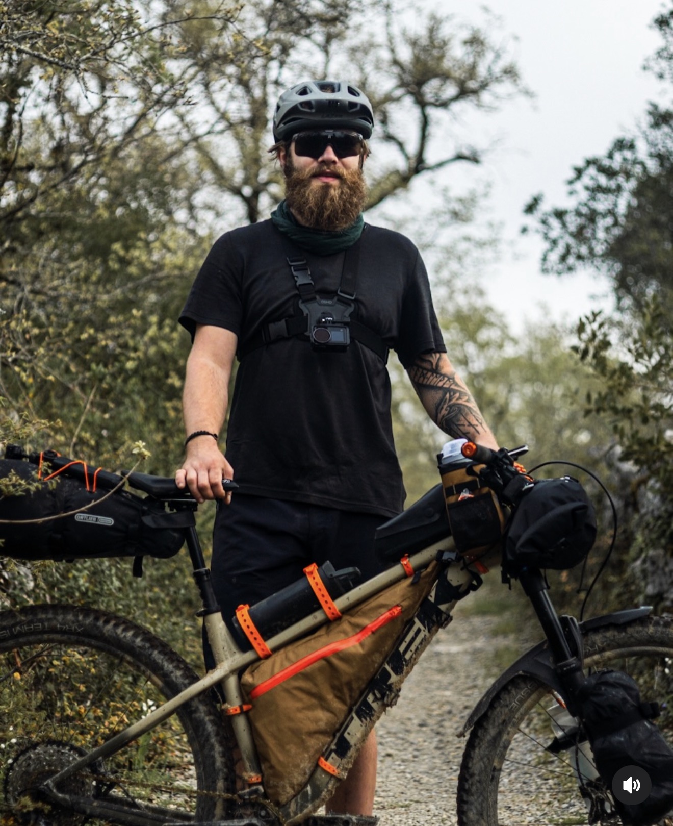 Lucas Berthelsen med sin pakkede cykel på en tidlig bikepackingtur